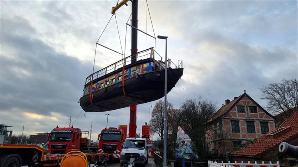 Per Kran wird die bunte Alsterschute in den alten Hansehafen gehoben. 