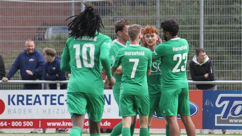 Harsefeld feiert 5:1-Sieg und sucht dennoch seine Selbstverständlichkeit Per Lasse Schmidt (Zweiter von rechts) wird nach seinem 2:0 aus mehr als 20 Metern gefeiert.