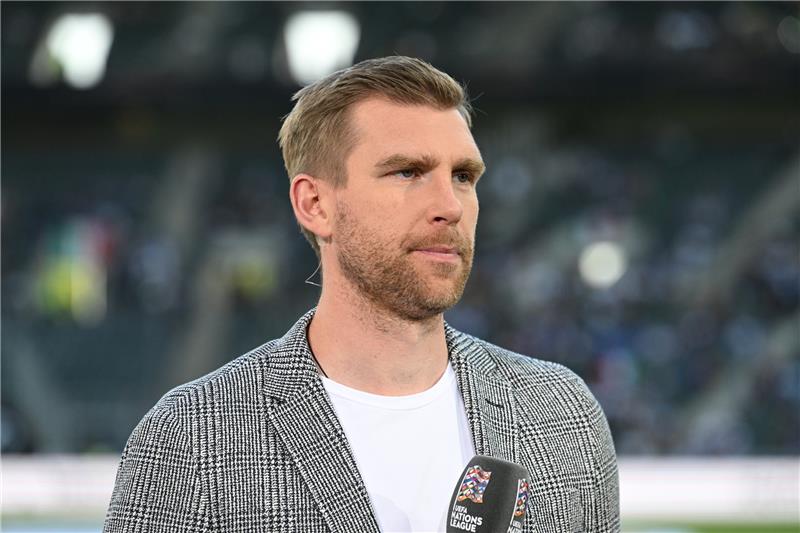 ZDF-Expertenduo Mertesacker und Kramer bekommen Verstärkung Per Mertesacker, ehemaliger Nationalspieler und ZDF Experte, steht vor dem Spiel am Platz. Foto: Bernd Thissen/dpa