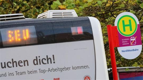 Per Not-Entriegelung konnten Polizisten den verschlossenen Bus öffnen und den 17-Jährigen befreien. (Symbolbild)
