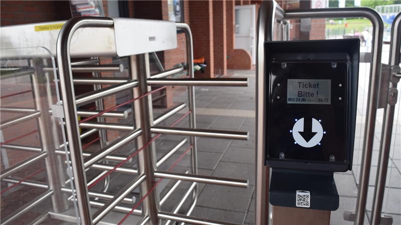 Per QR-Code können Badegäste das Drehkreuz im Horneburger Freibad passieren.