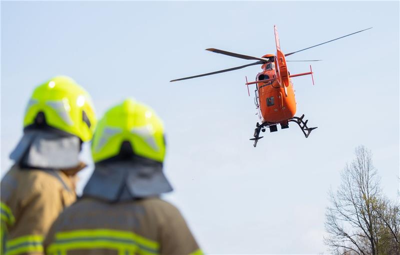 60-Jähriger bei Fällarbeiten von Baum erschlagen – Kind schwer verletzt Per Rettungshubschrauber mussten die Schwerverletzten in umliegende Krankenhäuser gebracht werden. Symbolfoto: dpa