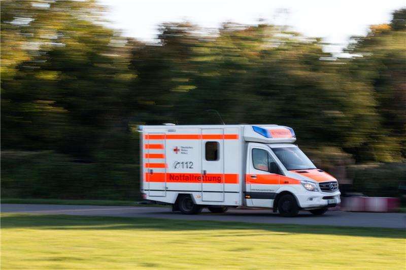 Auto kracht im Kreis Cuxhaven in Schulbus – Fahrer schwer verletzt Per Rettungswagen kam der 47-jährige Autofahrer aus Hemmoor schwer verletzt in die Klinik. Symbolfoto: dpa