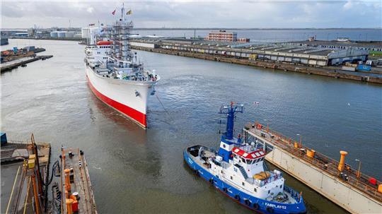 Per Schlepper wurde das Museumsschiff ins Dock bugsiert.