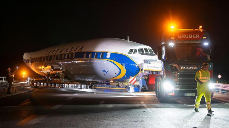 Per Schwertransport kommt das historische Flugzeug nach Frankfurt.