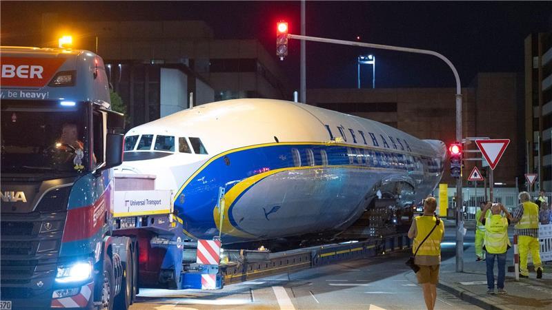 Per Schwertransport kommt das historische Flugzeug nach Frankfurt.