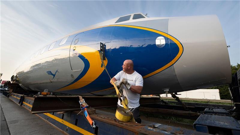Per Schwertransport kommt das historische Flugzeug nach Frankfurt.
