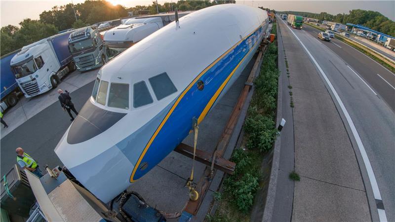 Per Schwertransport kommt das historische Flugzeug nach Frankfurt.