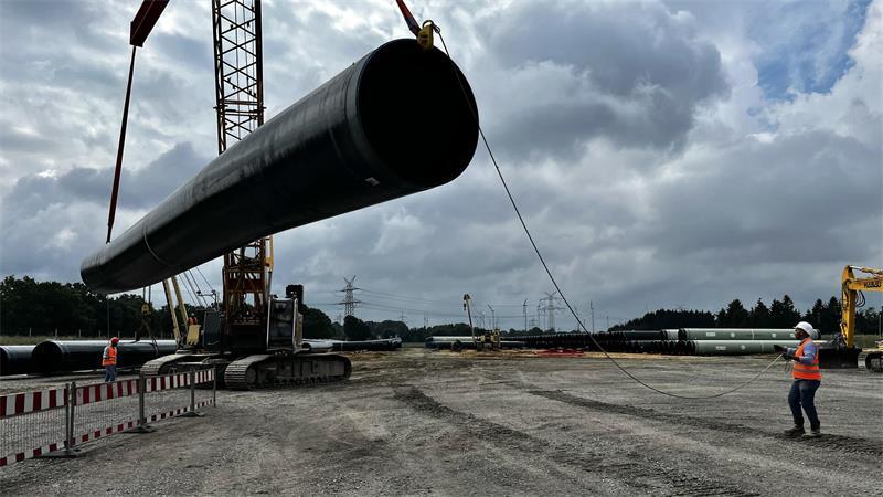 Mega-Bauprojekt: 7 spannende Fakten zur neuen Gaspipeline im Kreis Stade Per Seilkran schwebt eines der Rohre für die neue Pipeline ETL 182 über den Lagerplatz 3 in Deinste. Das Rohr ist aus 20 Millimeter dickem Stahl, 18 Meter lang und wiegt 12 Tonnen.