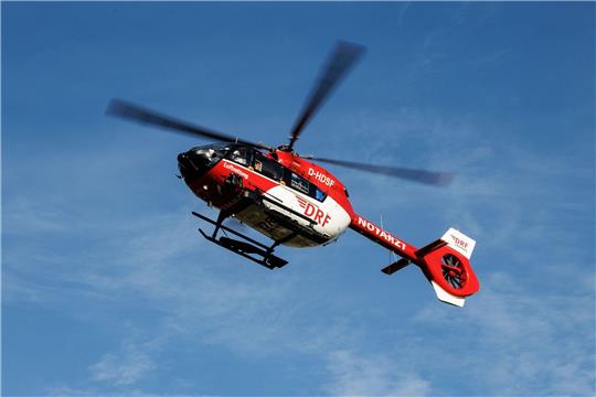 Per Seilwinde musste die Frau auf einen Hubschrauber gezogen werden (Symbolbild).