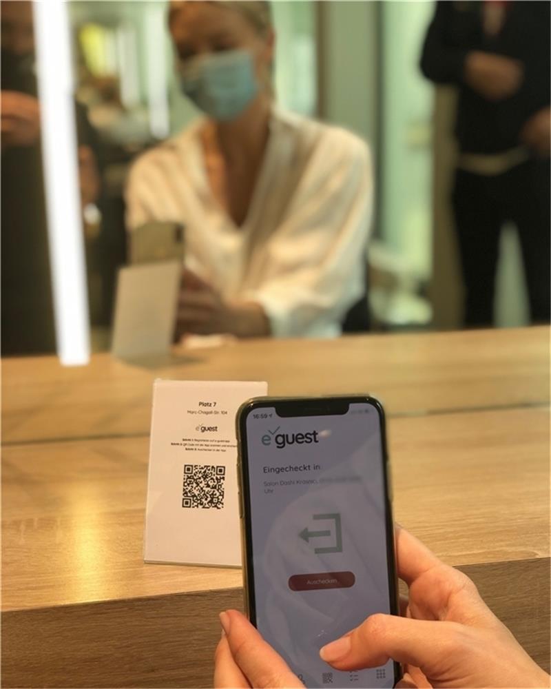 Per Smartphone wird ein QR-Code gescannt – fertig ist die digitale Kontakterfassung.
