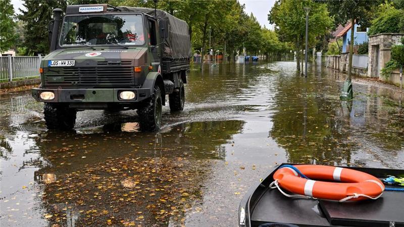 Per Unimog werden Bewohner aus einer überfluteten Straße in Frankfurt (Oder) gefahren.