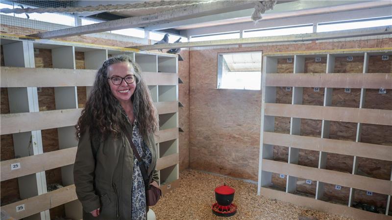 Perdita Goltz vom Verein Bremer Taubenhaus will das Leben der Stadttauben verbessern.