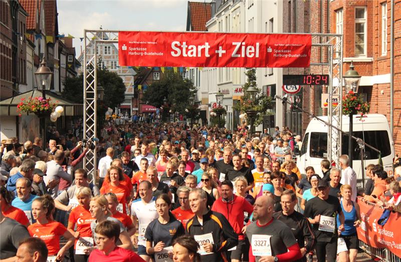 Perfekter Buxtehuder Altstadtlauf mit Start und Ziel vor dem Rathaus. Mit mehr als 2000 Teilnehmern stellte die 13. Auflage im Jahr 2017 einen Rekord auf. Foto: Archiv