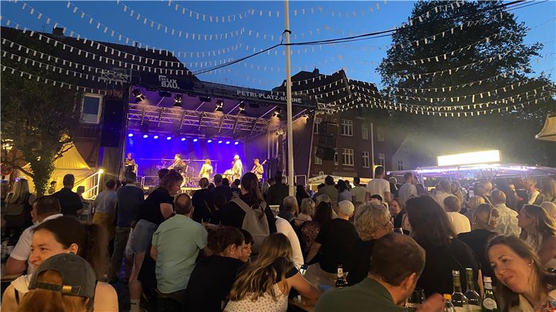 Perfekter Platz: Unter dem weißen Fahnendach sind die Leute bester Stimmung.