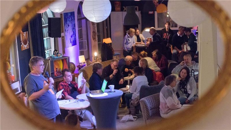 Perfekter Rahmen: das TAGEBLATT-Städtequiz in einem Spiegel des Deck 2.