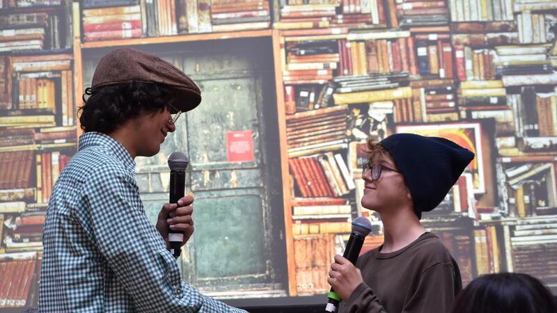 Performative Reise entlang der Bullen-Gewinner: Mit musikalisch-literarischen Einlagen sorgten Schüler vom Gymnasium Süd für einen festlichen Rahmen.