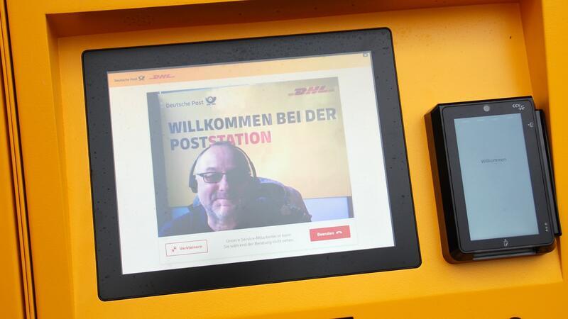 Persönliche Hilfestellung gibt es von einem Post-Mitarbeiter per Monitor.