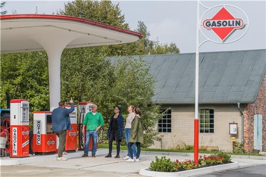 Persönliche Vermittlung durch Führungen bleibt ein wichtiger Baustein der Museumsdidaktik: Museumschef Stefan Zimmermann erklärt Besuchern die 50er-Jahre-Tankstelle in der Königsberger Straße. Foto: FLMK