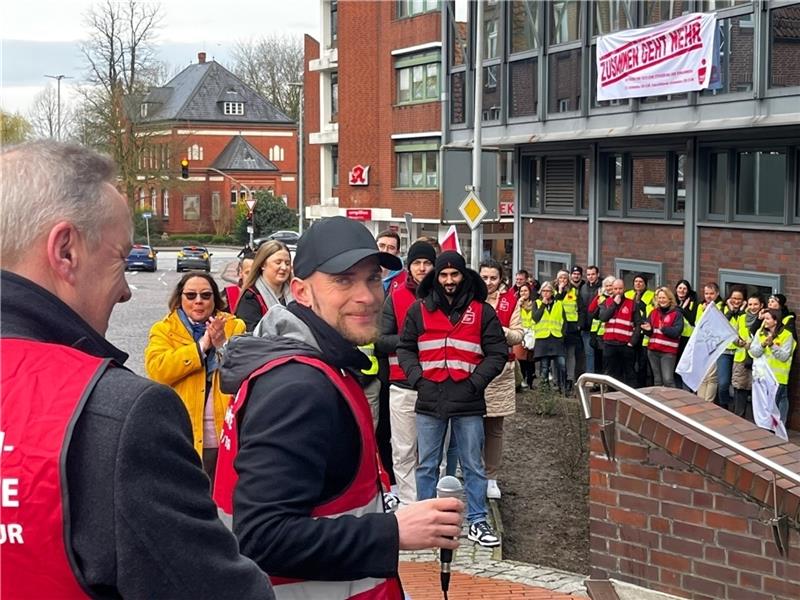 Personalratsvorsitzender Udo Alpers (links) und Christian Miska, Bundesfachgruppenleiter Sparkassen in Verdi (Mitte, vorn) mit Beschäftigten der Sparkasse Stade-Altes Land bei der Kundgebung. Foto: Richter