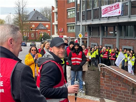 Personalratsvorsitzender Udo Alpers (links) und Christian Miska, Bundesfachgruppenleiter Sparkassen in Verdi (Mitte, vorn) mit Beschäftigten der Sparkasse Stade-Altes Land bei der Kundgebung. Foto: Richter