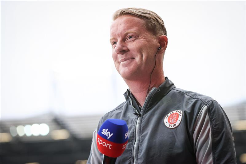 St. Pauli reist mit Respekt auf den Betzenberg Personell muss St. Paulis Coach Timo Schultz nach einer intensiven Trainingswoche noch einige offene Fragen klären. Foto: Charisius/dpa