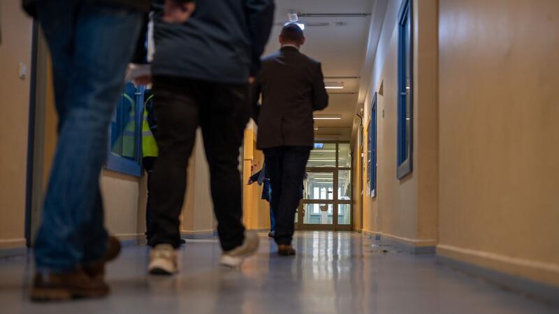 Erste Menschen beziehen Notunterkunft in Bad Sachsa Personen gehen in einem Gang der Aufnahmeeinrichtung für Asylbegehrende.