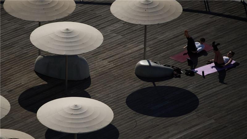 Personen trainieren am Strand von Tel Aviv.