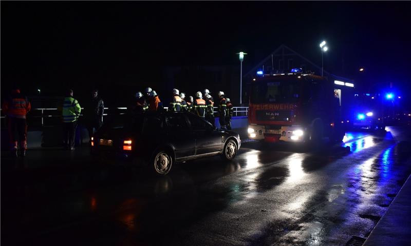 Personensuche: Feuerwehrleute aus Hove, Moorende und Estebrügge blicken von der Este-Brücke in Hove auf die Este, zeitgleich fährt das FW-Einsatzboot die Este bis Cranz ab. Foto Vasel
