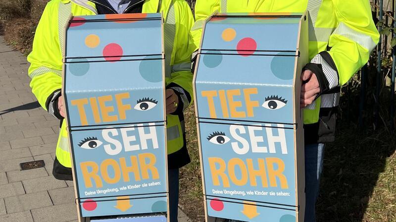 Perspektivwechsel mit dem Tiefsehrohr: Arne Kramer (links) und Hendrik Lunden setzen sich für mehr Verkehrssicherheit von Kindern ein.