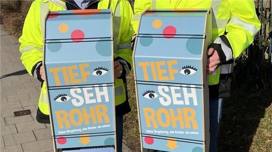 Perspektivwechsel mit dem Tiefsehrohr: Arne Kramer (links) und Hendrik Lunden setzen sich für mehr Verkehrssicherheit von Kindern ein.