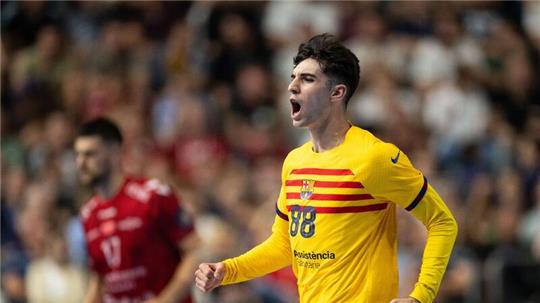 Petar Cikusa Jelicic und FC Barelona feiern den Titel in der Champions League.