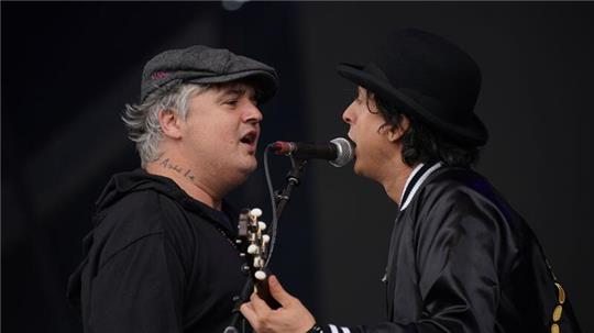 Pete Doherty (l) und Carl Barrat von den Libertines beim Glastonbury Festival 2022.