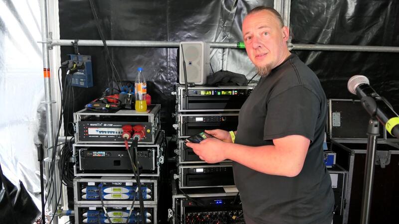 Ballermann-Stars beim Elbstrand-Festival: Diese Musiker kamen am besten an Pete Draack ist der Stagemanager und hat den Ton voll im Griff.