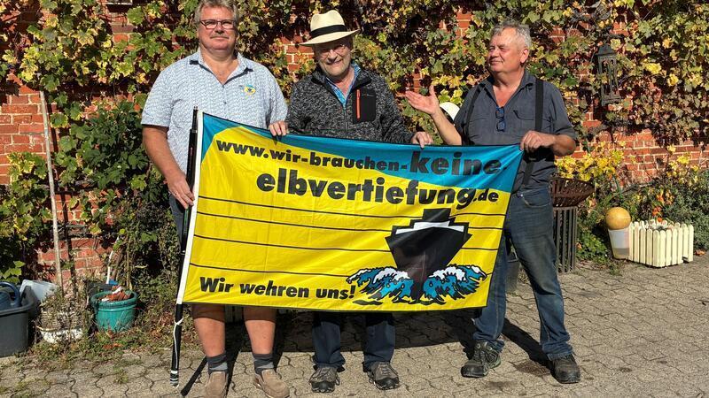 Peter Altenburg, Walter Rademacher und Claus Blohm (von links)vom Regionalen Bündnis gegen Elbvertiefung ziehen auf Blohms Obsthof in Guderhandviertel nach 20 Jahren eine Bilanz.