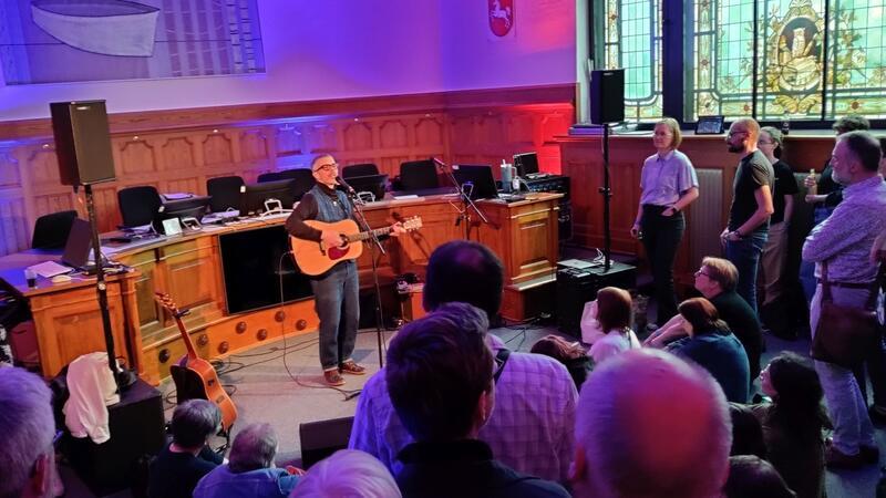 Peter Astor singt im Verhandlungssaal im Landgericht Stade.