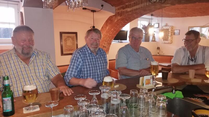 Peter, Bernd, Horst und Uwe (von links) knobeln immer freitags am Tresen im Fuerkiek.