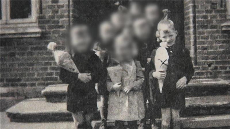 Peter Braun (rechts) bei seiner Einschulung. Kaum vorstellbar, was einige Kinderseelen aushalten müssen. Bereits im Säuglingsalter kam er in ein Kinderheim. 
