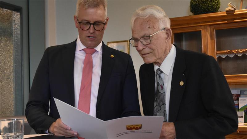 Peter Brümmel: Ein Leben für Gut Daudieck und im Dienst der Landwirtschaft Peter Brümmel nimmt die Urkunde von Samtgemeindebürgermeister Knut Willenbockel entgegen.