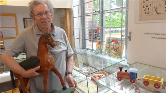 Peter Carsten vom Heimat- und Schulmuseum freut sich auf die neue Spielzeug-Sonderausstellung, die am Sonntag ihre Türen öffnet.
