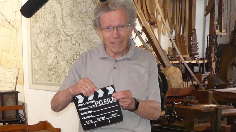 Peter Carsten vom Heimat- und Schulmuseum lässt die Filmklappe klackern - die Aufnahme startet.