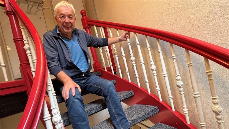 Buxtehuder City: Dieses Haus kennt seit 137 Jahren keinen Leerstand Peter Eckhoff zeigt im Pröhl-Haus die auffällig geschwungene Treppe, die aus dem Erdgeschoss in das erste Geschoss führt. Die gedrechselten Geländersäulen aus Holz, Docken genannt, hat Firmengründer Wilhelm Pröhl hergestellt.