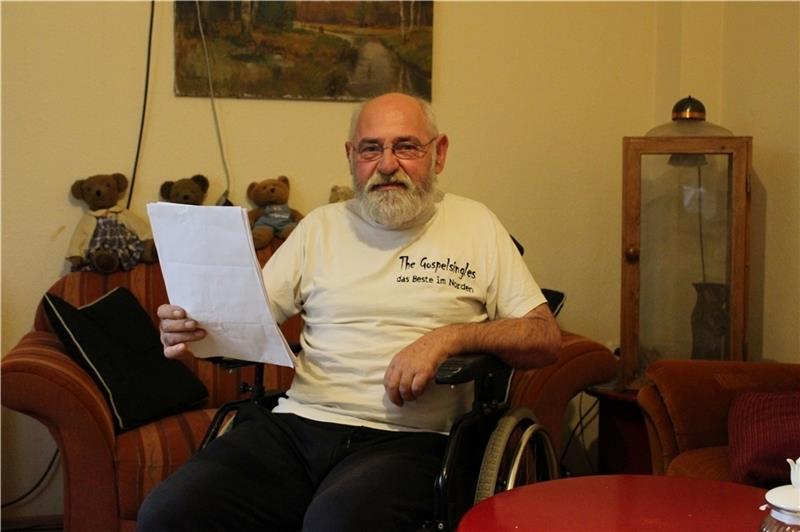 Peter Glaser aus Harsefeld. Vom Bußgeldbescheid bis zur Ladung zur Gerichtsverhandlung – in seinem Fall ist schon einiges an Papieren zusammengekommen. Foto: Frank