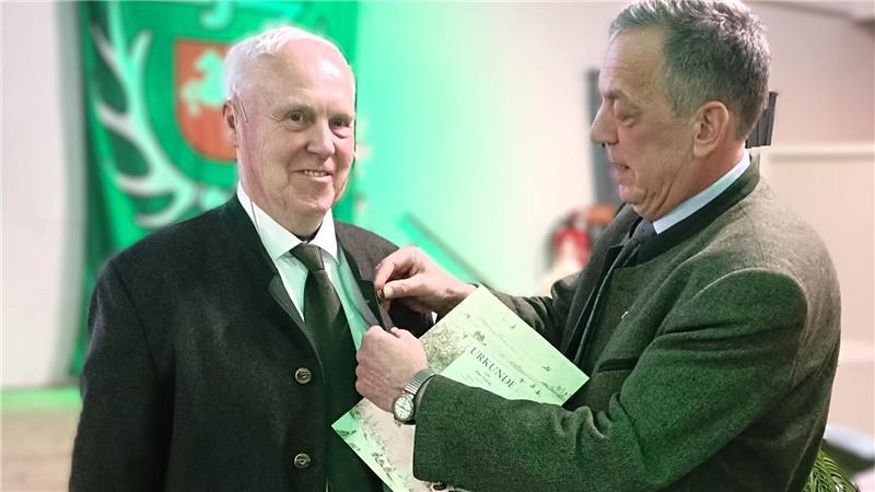 Immer mehr Jäger im Kreis Stade: Was ist das Besondere an der Jagd? Peter Hatecke erhält von Helmut Dammann-Tamke die Bronzene Ehrennadel.