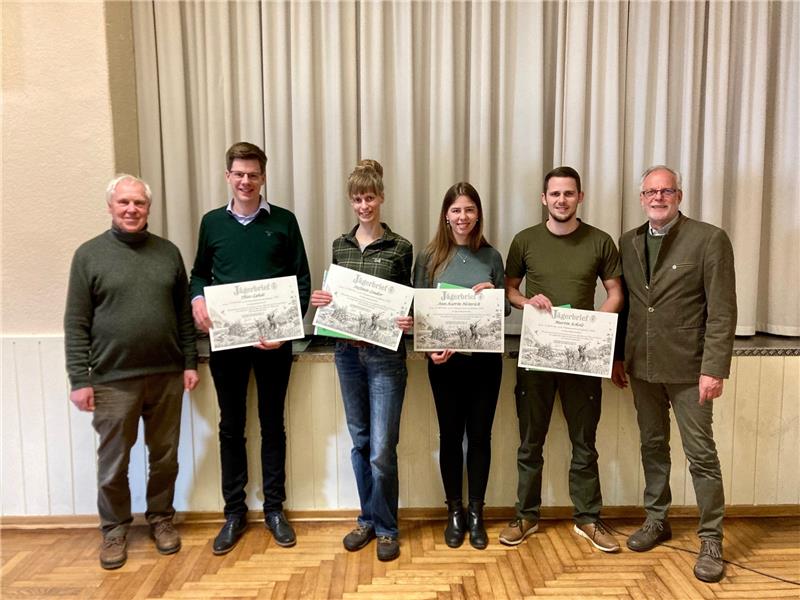 So viele neue Jäger gibt es im Kreis Stade Peter Hatecke (von links) mit Thies Lahde, Stefanie Leuker, Ann-Katrin Heinrich, Martin Scholz und AxelSchuldt.
