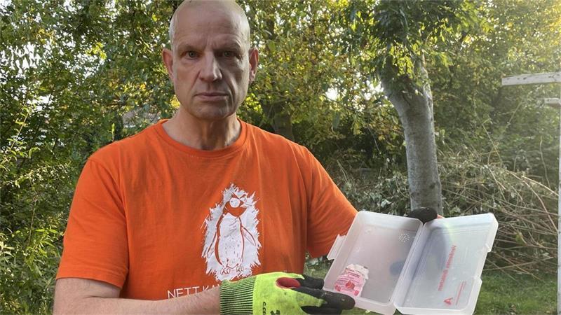 Peter Herkenhoff hat den angefressenen Giftköder in einer Plastikschale aufbewahrt. 