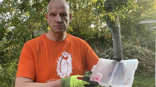 Peter Herkenhoff hat den angefressenen Giftköder in einer Plastikschale aufbewahrt. 