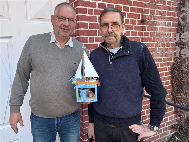 Peter Herzog (links) und Günter Plath stellen ihre Papierkunst im Museum Harsefeld aus.