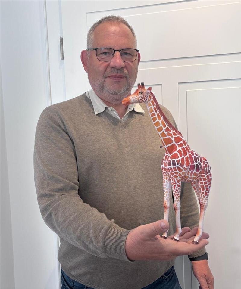 Peter Herzog stellt seine Papierkunst im Museum Harsefeld aus.