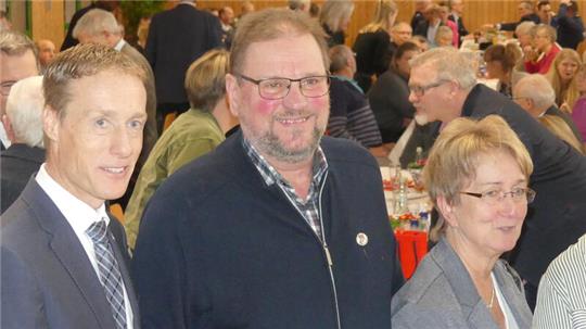 Peter-Klaus Rambow (Mitte, mit Ehefrau Birgit) ist Drochtersens „Mensch des Jahres“. Bürgermeister Mike Eckhoff zeichnete den 64-Jährigen beim Neujahrsempfang mit dem Ehrentaler aus.